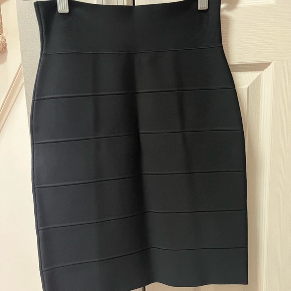 BCBG Blueish Purple & Black bandage skirt size M - never worn! - Picture 2 of 3